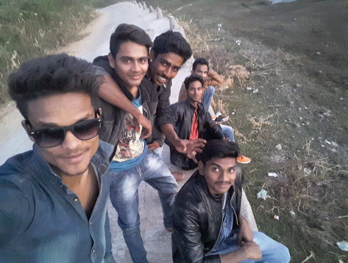 Saurabhpnchl's tweet photo. #Eveningadda #fun #friends #dhambola https://t.co/M0mpBHGY43