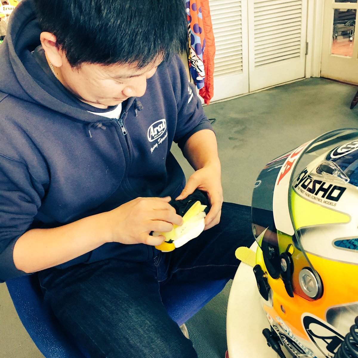 Ryo_Michigami's tweet photo. アライヘルメットさんに行って来ました。
右耳のパットが窮屈だったので、開発の中里さんに、削って調整して貰いました😄
急な押しかけにも、素早く対応して頂き、ありがとうございました🙏✨
・
・
#araihelmet #gp6rc https://t.co/qbFHQ4Cadh
