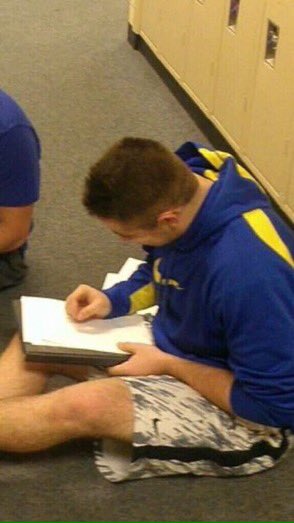 realliedetector's tweet photo. He doesn't even have a pencil 😂 https://t.co/lGGPGg1ba3