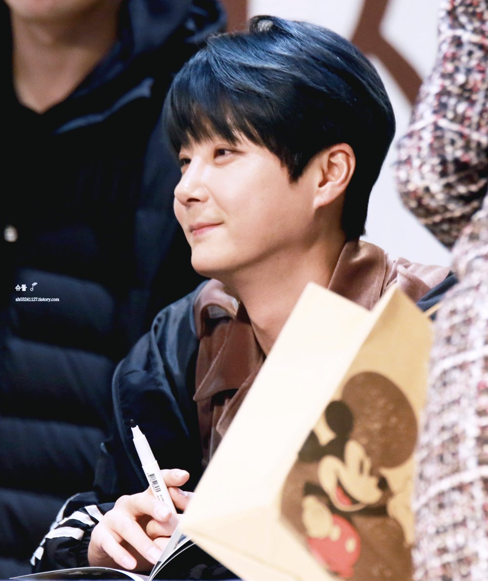 170122 #신화 잠실 #팬싸인회 #신혜성
햇볕에 잘 말린 신발처럼 산뜻해 
젖은 내 맘이 어느새 가벼워 
넌 햇살이 돼 나에게로 와 💕