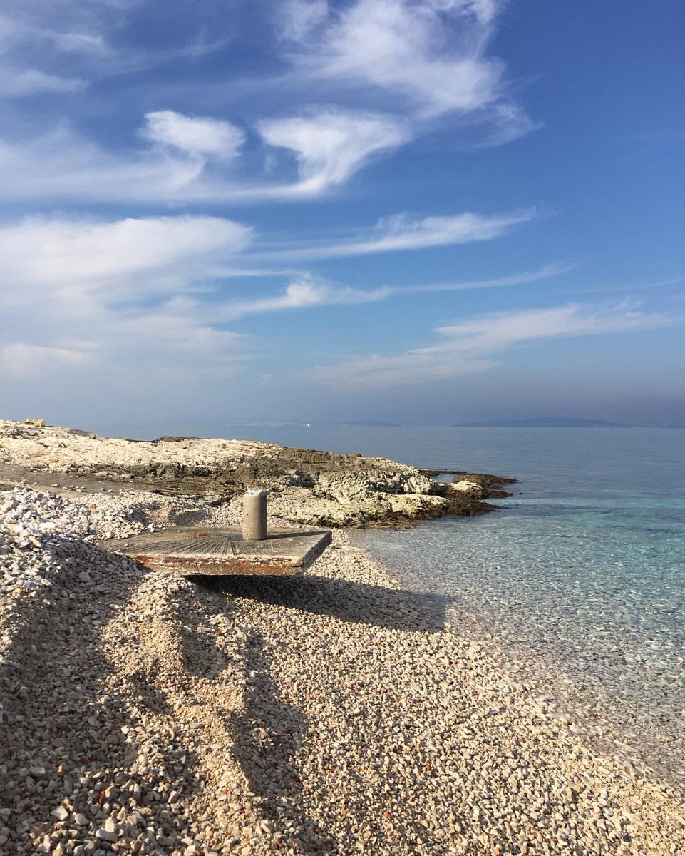 Low tide and sunny Sunday morning in Sutivan 😀
#sutivan #lowtide #sea #sun #centraldalmatia #Croatia #croatiafulloflife
