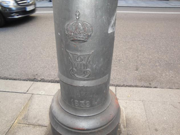 ¿Sabes a qué hecho ocurrido un día como hoy, deben algunas farolas de Madrid esta inscripción?
Aquí te lo cuento. 
demadridalanube.com/2017/01/efemer…