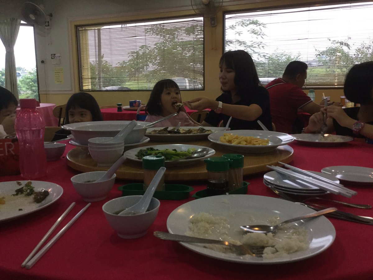 claus_hoh's tweet photo. TEH FACT IM THE ONLY BOIII IN THIS TABLE #theonlyboy https://t.co/APy6TnpjsV