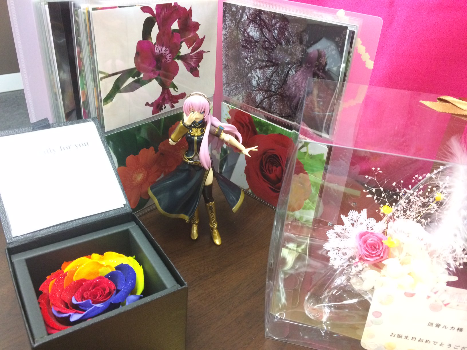初音ミク 公式 本日はルカさん8周年の記念日 ファンの方から素敵なお花とお花の写真集を頂きました 素敵なプレゼントにルカさんも胸熱なポージング いつも応援ありがとうございます T Co O0wswmbfej Twitter