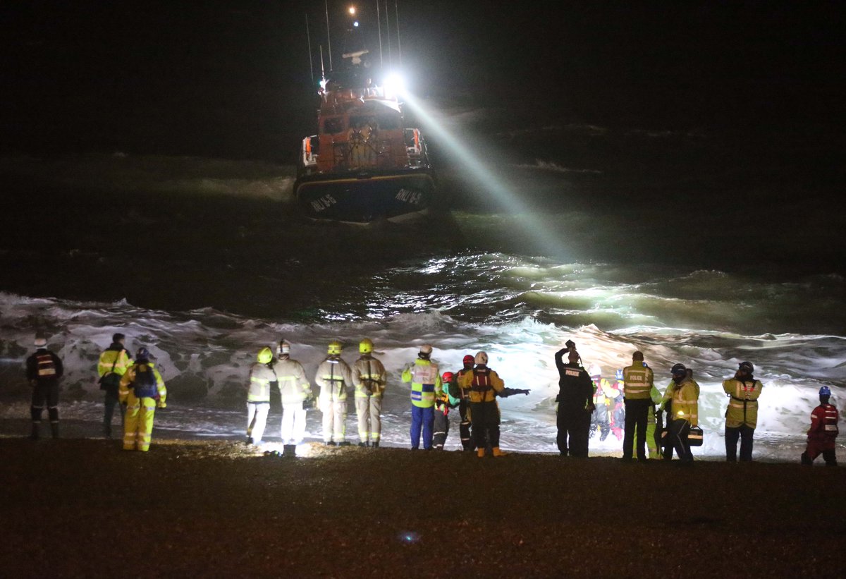 brightonsnapper's tweet photo. Huge sea search last night in Brighton, up to 50 emergency service hero's worked amazingly together in very very difficult conditions https://t.co/oARefoqCZ5