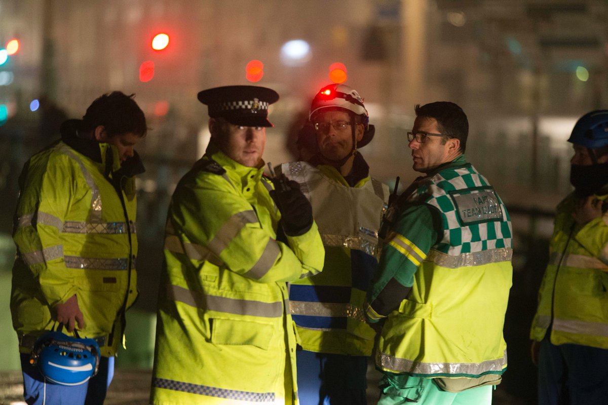 brightonsnapper's tweet photo. Huge sea search last night in Brighton, up to 50 emergency service hero's worked amazingly together in very very difficult conditions https://t.co/oARefoqCZ5