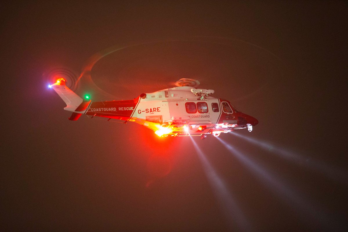 brightonsnapper's tweet photo. Huge sea search last night in Brighton, up to 50 emergency service hero's worked amazingly together in very very difficult conditions https://t.co/oARefoqCZ5
