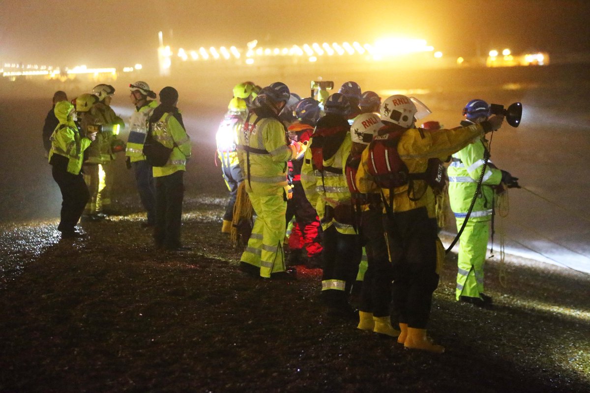 brightonsnapper's tweet photo. Huge sea search last night in Brighton, up to 50 emergency service hero's worked amazingly together in very very difficult conditions https://t.co/mvAFvm0Qiv