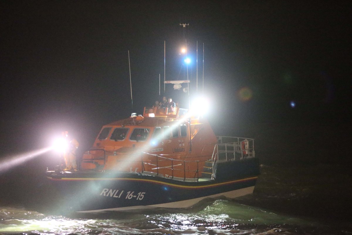 brightonsnapper's tweet photo. Huge sea search last night in Brighton, up to 50 emergency service hero's worked amazingly together in very very difficult conditions https://t.co/mvAFvm0Qiv