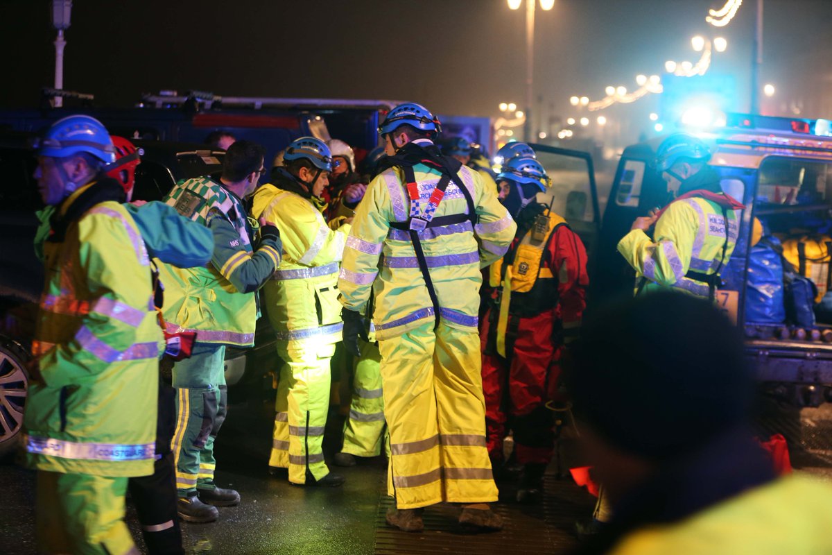 brightonsnapper's tweet photo. Huge sea search last night in Brighton, up to 50 emergency service hero's worked amazingly together in very very difficult conditions https://t.co/mvAFvm0Qiv