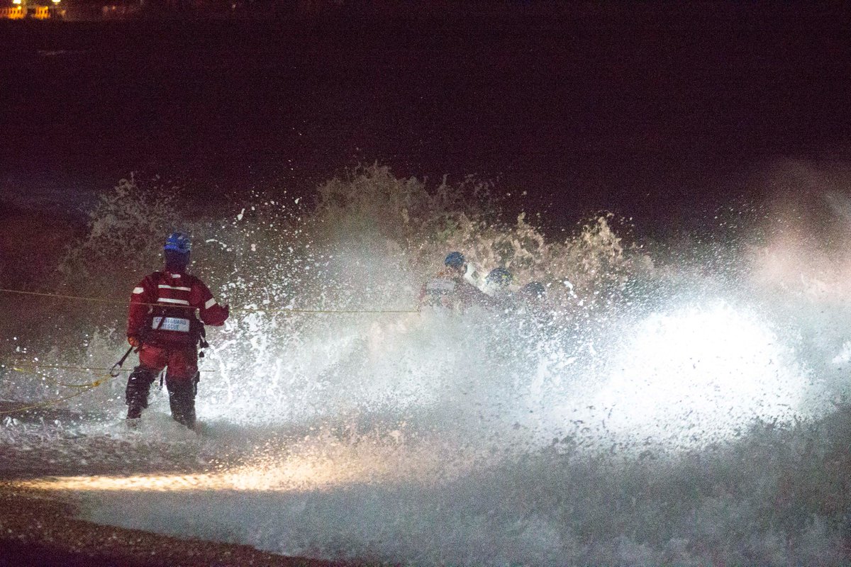 brightonsnapper's tweet photo. Huge sea search last night in Brighton, up to 50 emergency service hero's worked amazingly together in very very difficult conditions https://t.co/mvAFvm0Qiv