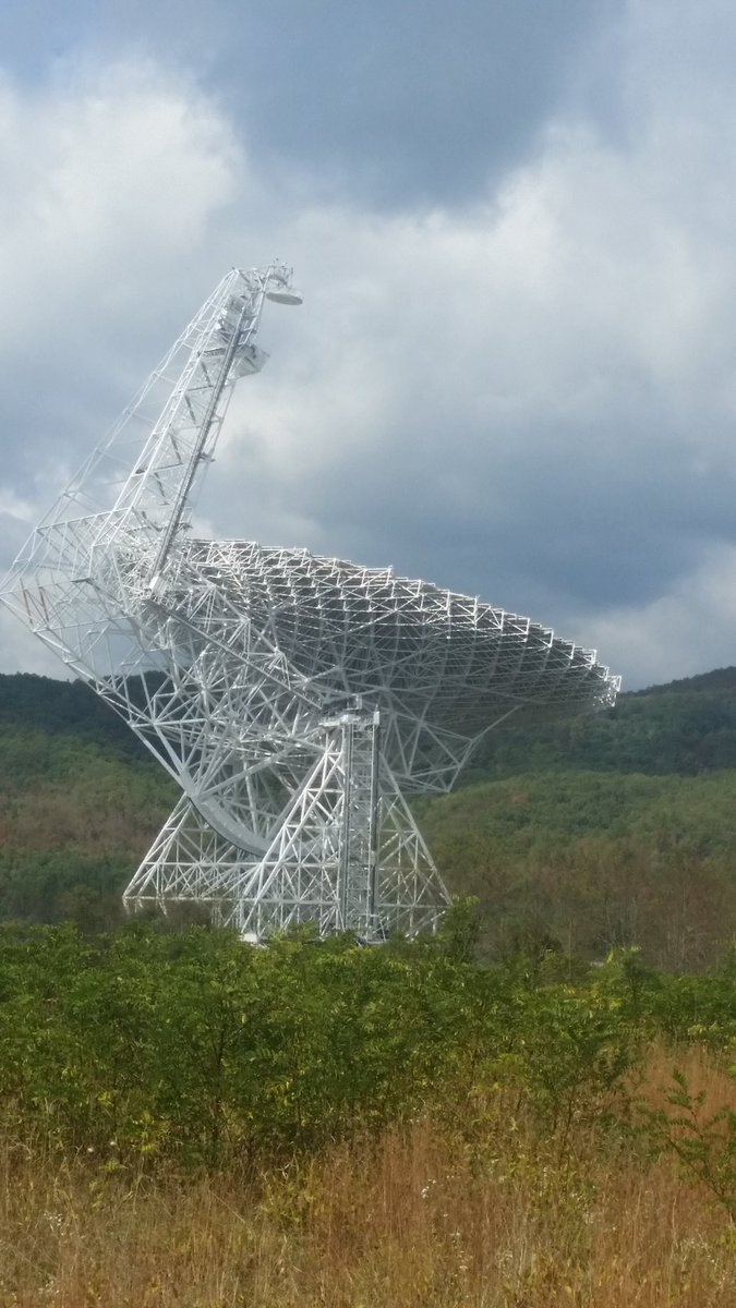 Wacky_Will's tweet photo. Squeezed between a fence to get close to the Green Bank telescope 👽 #SpacePhone https://t.co/iyhkZov9CX