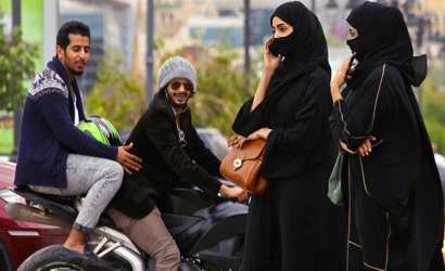 LokSujag's tweet image. عورتوں کو گھورنے کی مردانہ عادت nuktanazar.sujag.org/women-stare-pa… #Kerala #Excisecommissioner #womenstaring #stalking  #staring @rafiazakaria