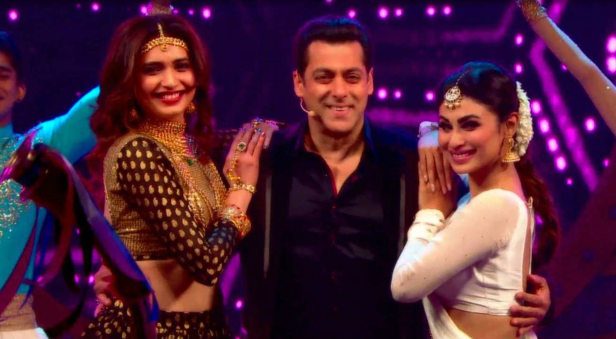 1stIndiaNews's tweet photo. #BB10GrandFinale #BB10 
@Roymouni &amp; @karishma_tanna looking gorgeous.
@KarishmaTanna @tannakarishmafc @karishma_gang @BiggBoss @ColorsTV https://t.co/b50hP7FbbX