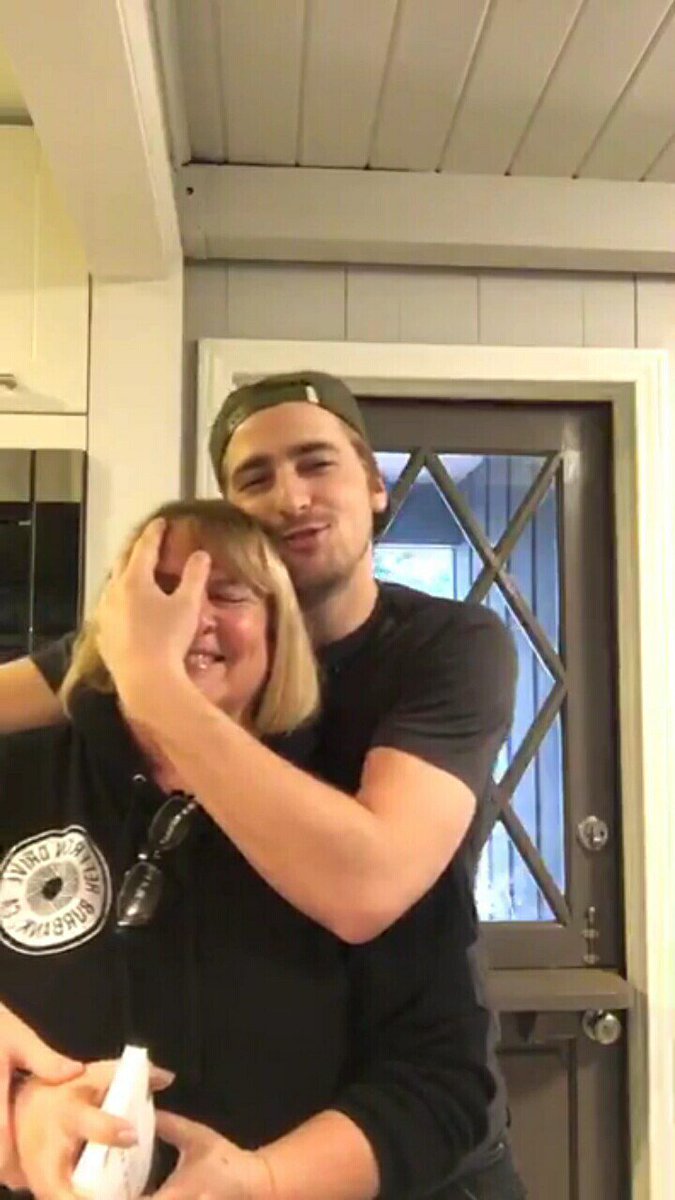 vschmidt014's tweet photo. happy bday, mama Schmidt!🎉🎉🎈🍰💞
@ktothe5th https://t.co/HyrMTJLPLV