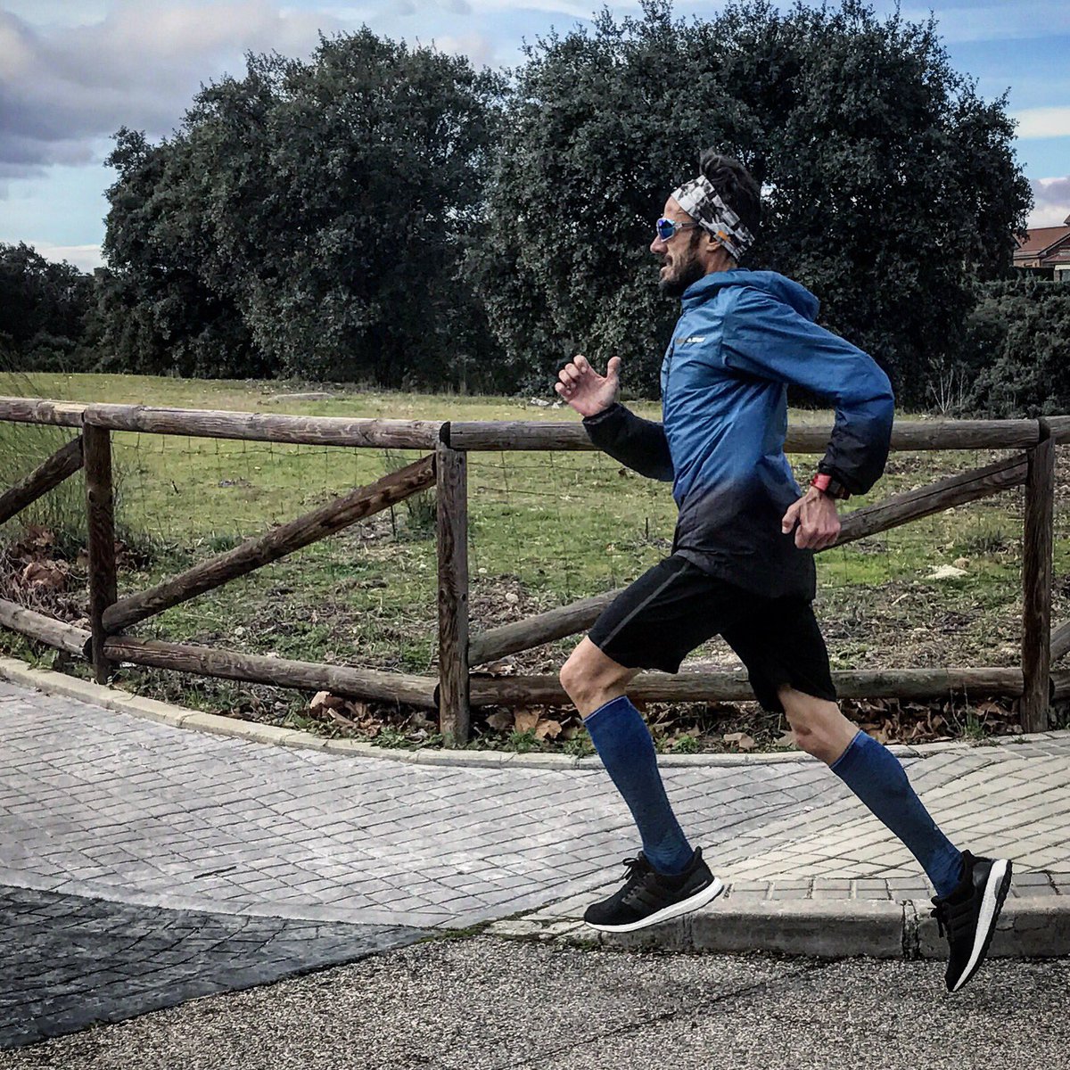 chemitamartinez's tweet photo. Hoy mis patitas no han dejado d quejarse después del esfuerzo d ayer...
No ha pasado nada, he seguido corriendo!😄
#nopiensescorre https://t.co/lNLEWSSaCR