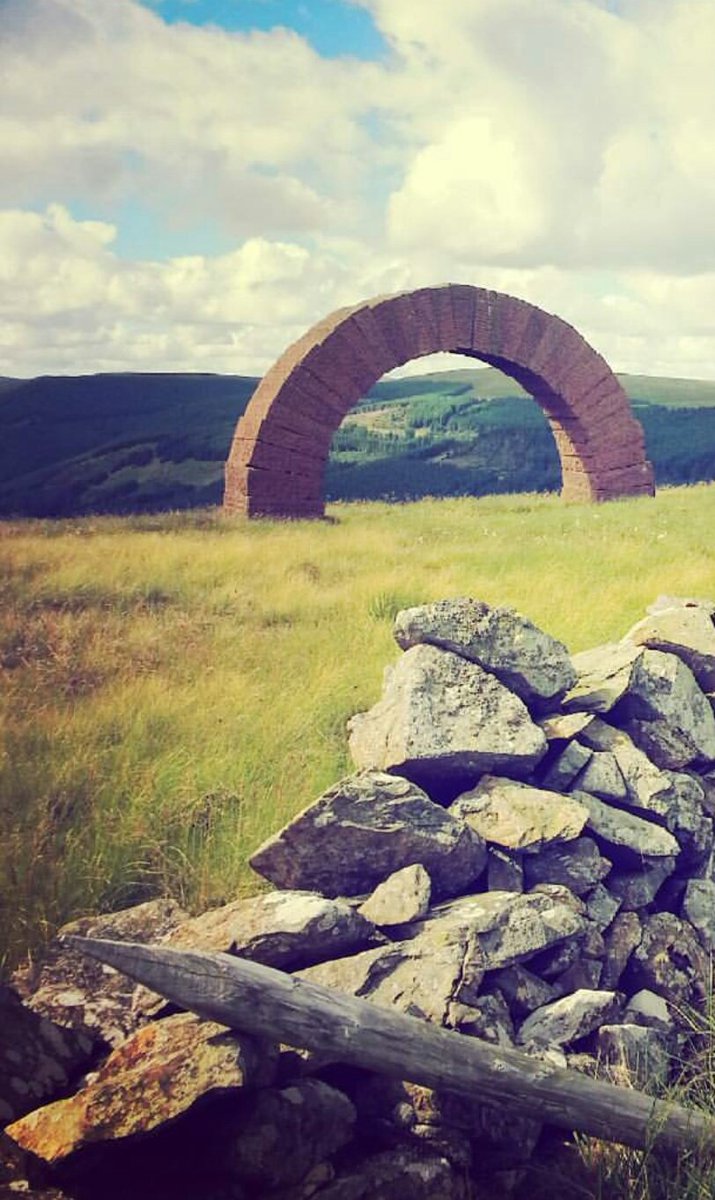 sarahkeeble4's tweet photo. Walking in the hills #andygoldsworthy #stridingarch #stridingarches #sandstone #scotland #hills https://t.co/fNZXrHA2Tq
