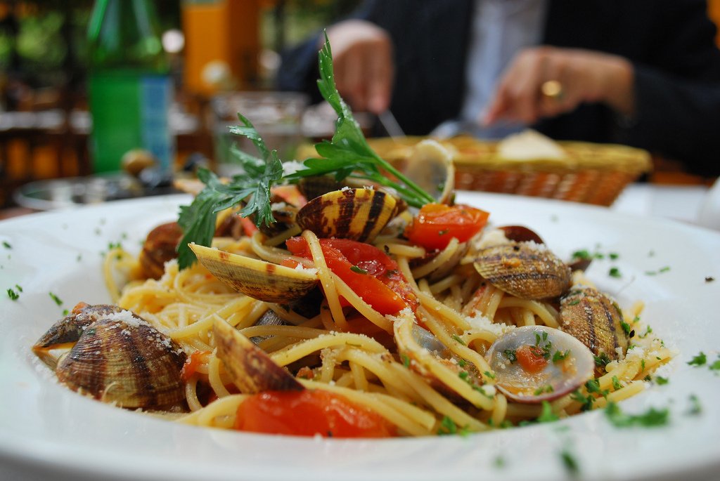 YourPvtItaly's tweet photo. Defeating the Monday mood with a plate of #Spaghetti and #Vongole...We are doing it the #ItalianWay! https://t.co/vepJLvbY9G