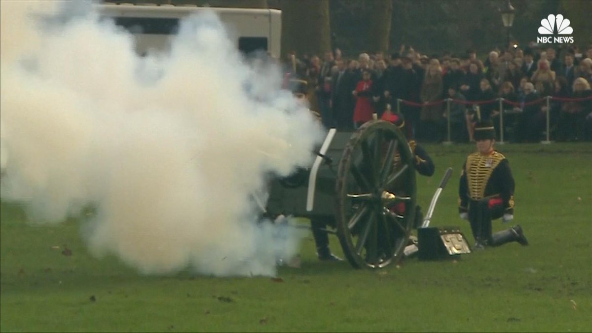NBCNews's tweet photo. 21-gun salute honors Queen Elizabeth’s 65 years on the British throne https://t.co/qKpNbhQnj3 https://t.co/zYdft0UIoE