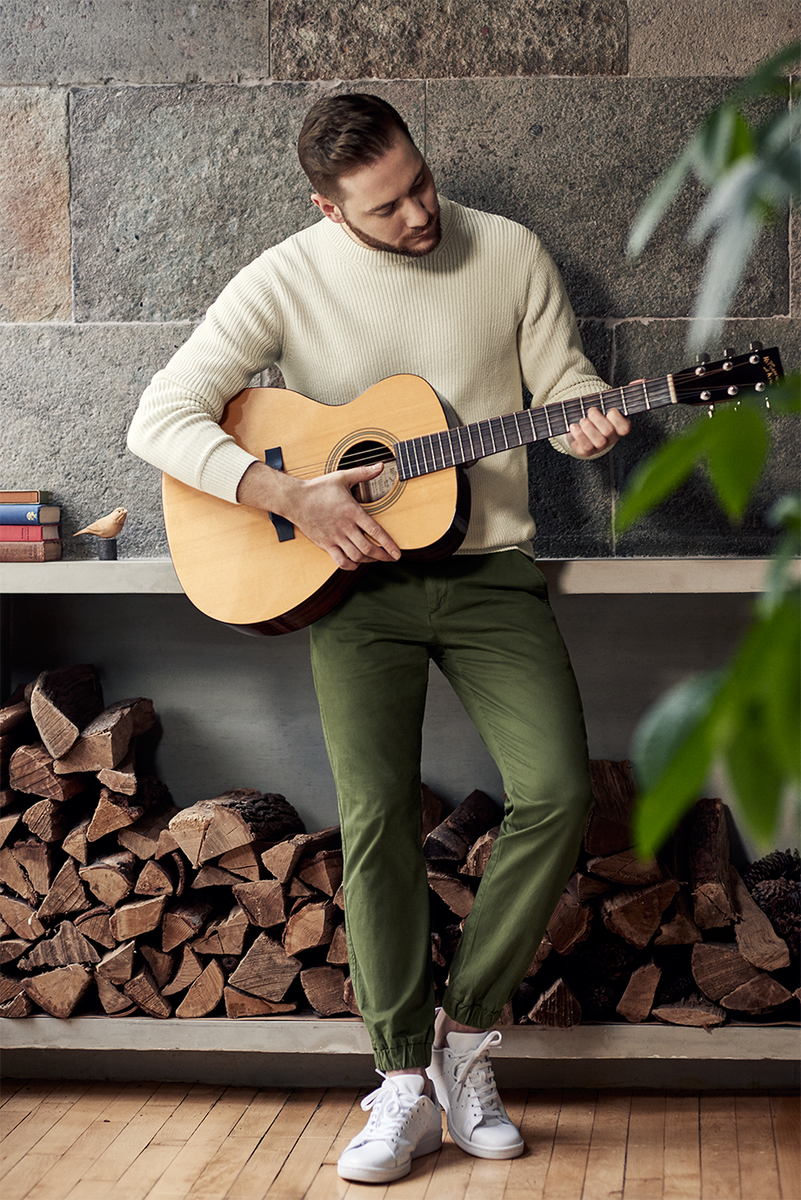 UniqloUSA's tweet photo. Fashion Blogger @nathanielmanual takes up a new hobby while rocking our versatile Jogger Pants. https://t.co/gOvs6cBxSN #UniqloEssentials https://t.co/fGYpK55kMB