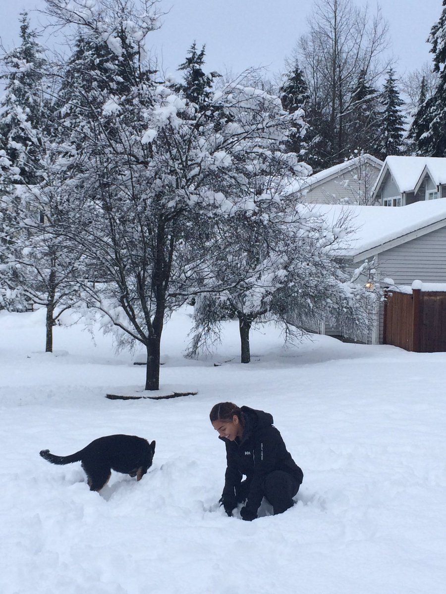 _italiamumphrey's tweet photo. snow candids with my child😍🌨⛄️ #zoraa✨ https://t.co/ZyEH0lVhcw