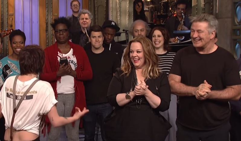 prettymagicx's tweet photo. find someone who looks at you the way melissa mccarthy and alec baldwin look at kristen stewart https://t.co/KB2C2LsmiW
