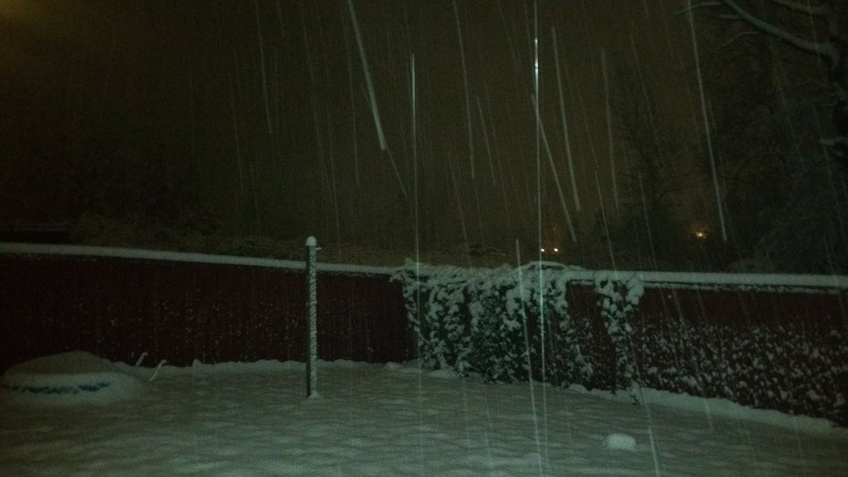 f13adcd93eff4c2's tweet photo. Super amounts of snow at my house https://t.co/zS07JoHrJH