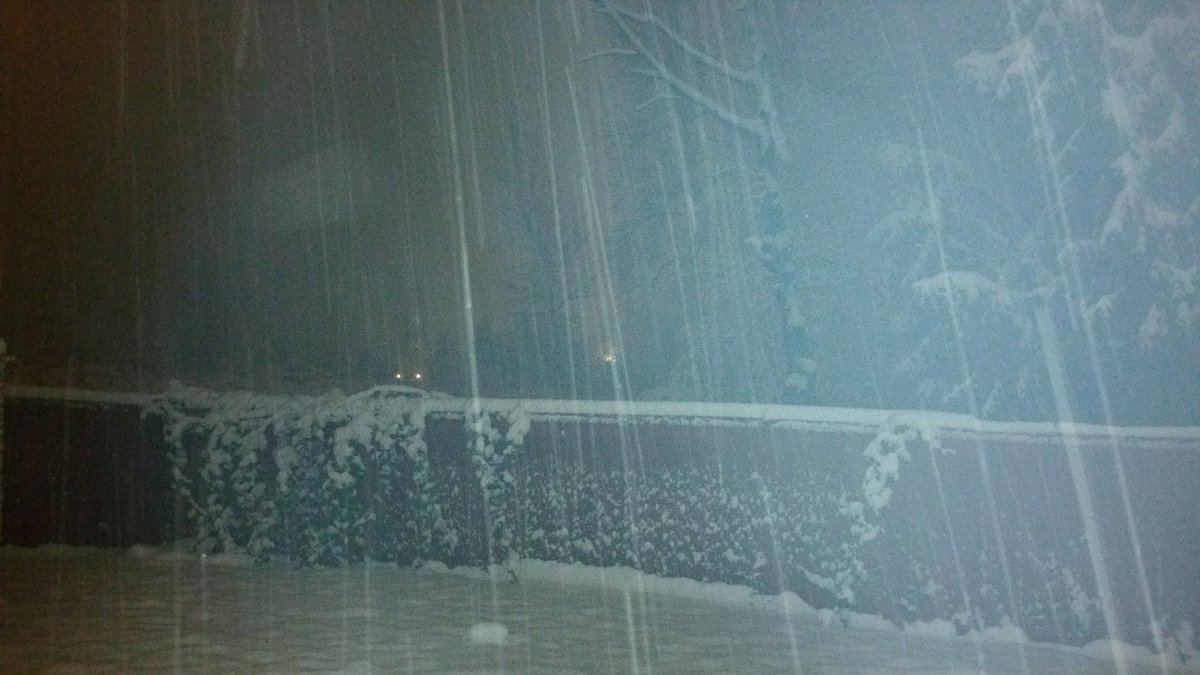 f13adcd93eff4c2's tweet photo. Super amounts of snow at my house https://t.co/zS07JoHrJH