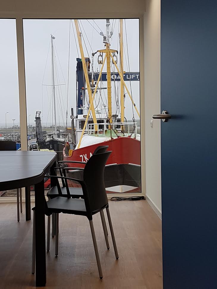 Ken je die gouden gids reclame "garnalenpellers"? Volgens mij gaat het nu gebeuren op Lauwersoog... ze varen ons kantoor binnen 😉#lammert 07