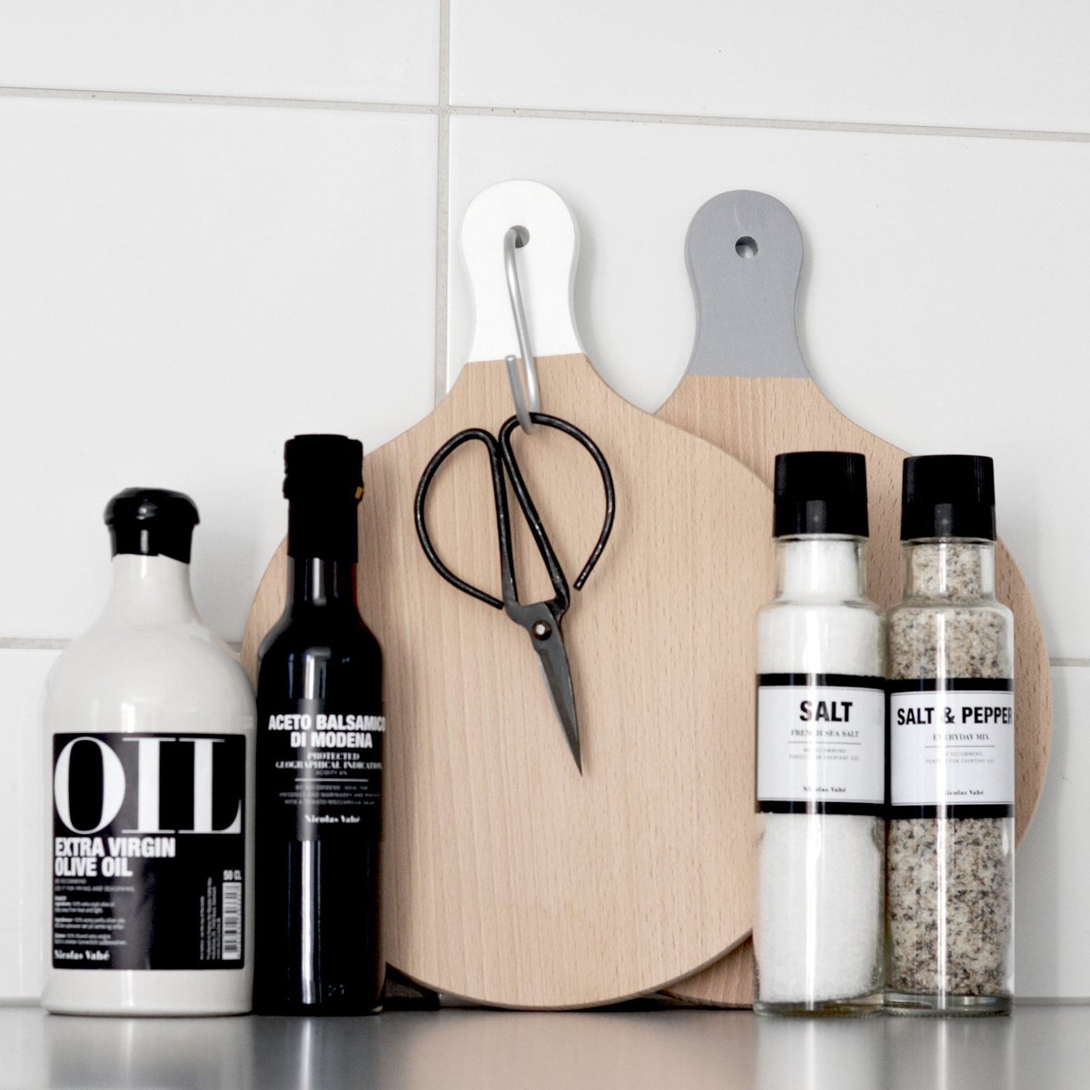 MoojenCo's tweet photo. Het flesje olijfolie van Nicolas Vahé is toch echt een pracht op tafel? Super stijlvol design en errug lekker! https://t.co/HoU9m8GrqC https://t.co/SNhds72Oju