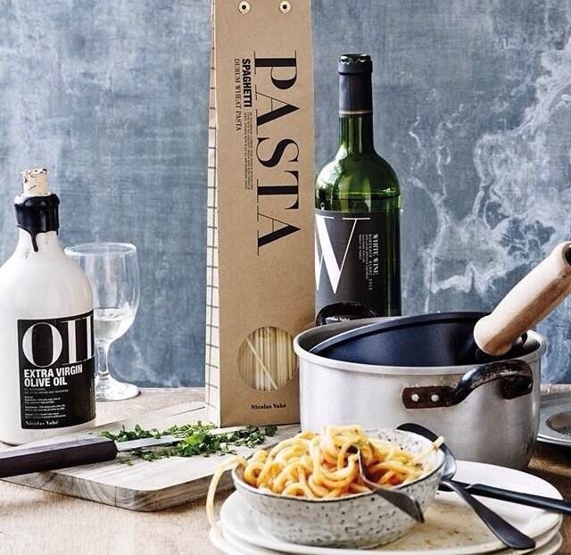 MoojenCo's tweet photo. Het flesje olijfolie van Nicolas Vahé is toch echt een pracht op tafel? Super stijlvol design en errug lekker! https://t.co/HoU9m8GrqC https://t.co/SNhds72Oju