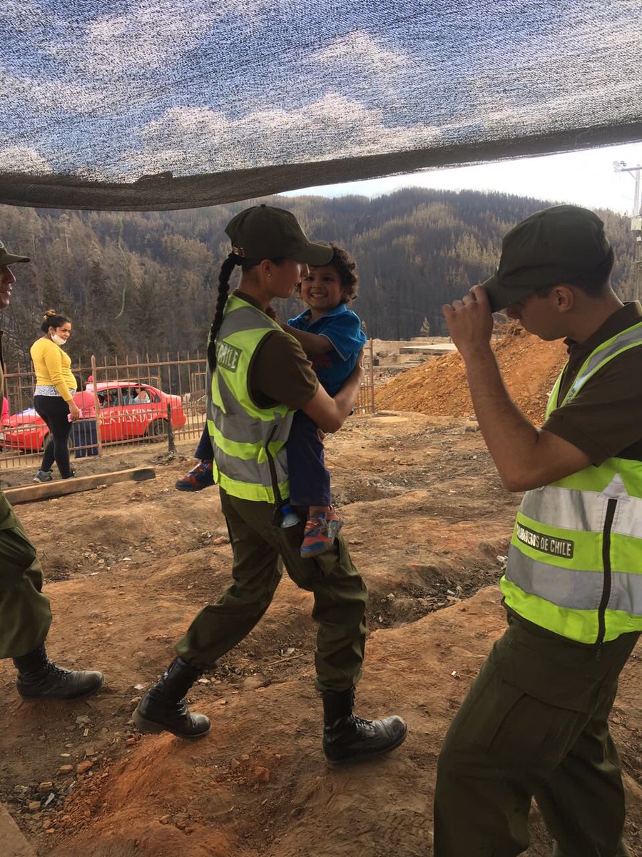 Carabdechile's tweet photo. 🔴| #SantaOlga: 23 aspirantes a Oficiales de la Escar entregaron enseres a localidad afectada por incendio forestal. https://t.co/FlnPuljwfF