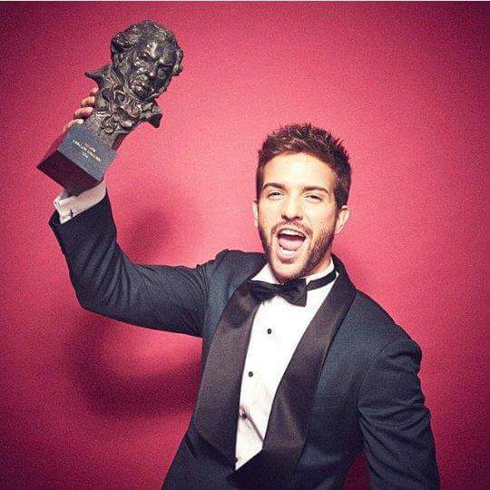 AlboranTeam's tweet photo. #TalDiaComoHoy hace un año @pabloalboran ganaba el @PremiosGoya  a "Mejor canción original" por #PalmerasEnLaNieve 😃👉https://t.co/iV90lK7ud4 https://t.co/RZB8Ev86kd