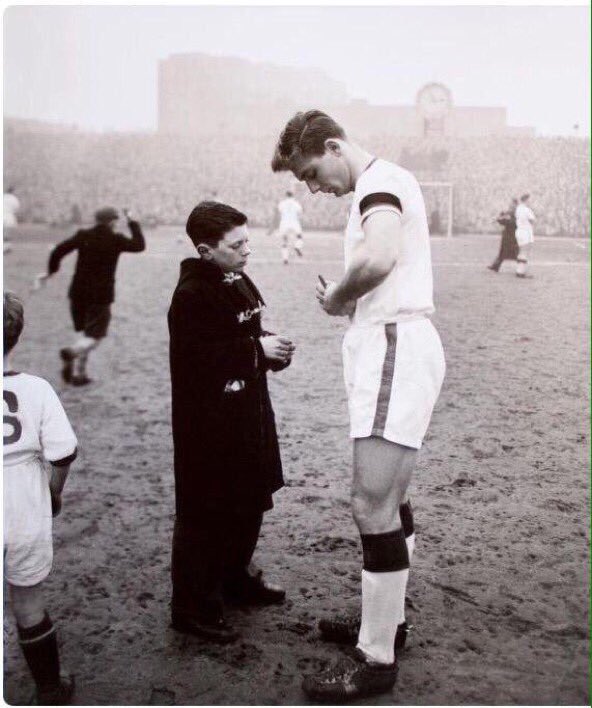 Duncan Edwards signs an autograph before playing in his last league game for Man Utd, a 5-4 win at Highbury on 1st Feb 1958 #MUFC #MUFC