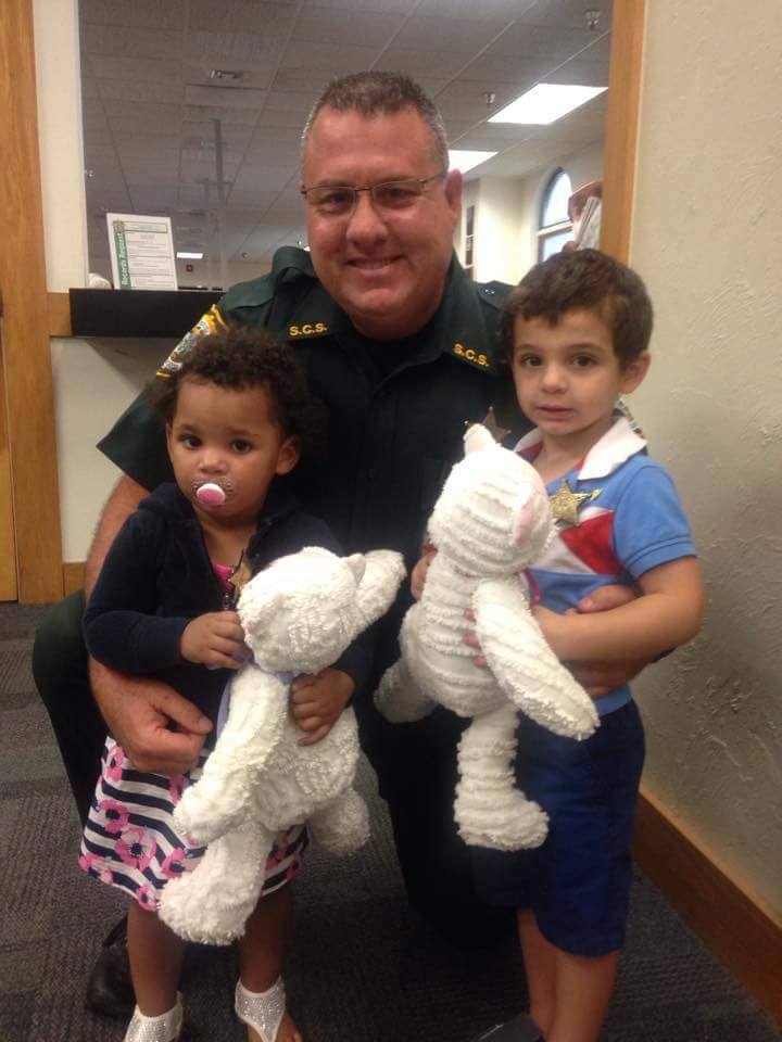 SarasotaSheriff's tweet photo. Shout out to front desk Deputy Mark Colwell who made these two feel welcome while mom filled out paperwork at our front desk! #SCSOService https://t.co/qj1aqa9Pog