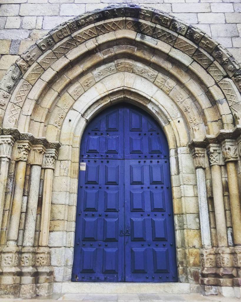 ImageLegacy's tweet photo. Magnificent #DoorsOfPortugal, in Barcelos. #Portugal 🇵🇹 https://t.co/5ExM8JKWEp https://t.co/jsnxDnwPmn