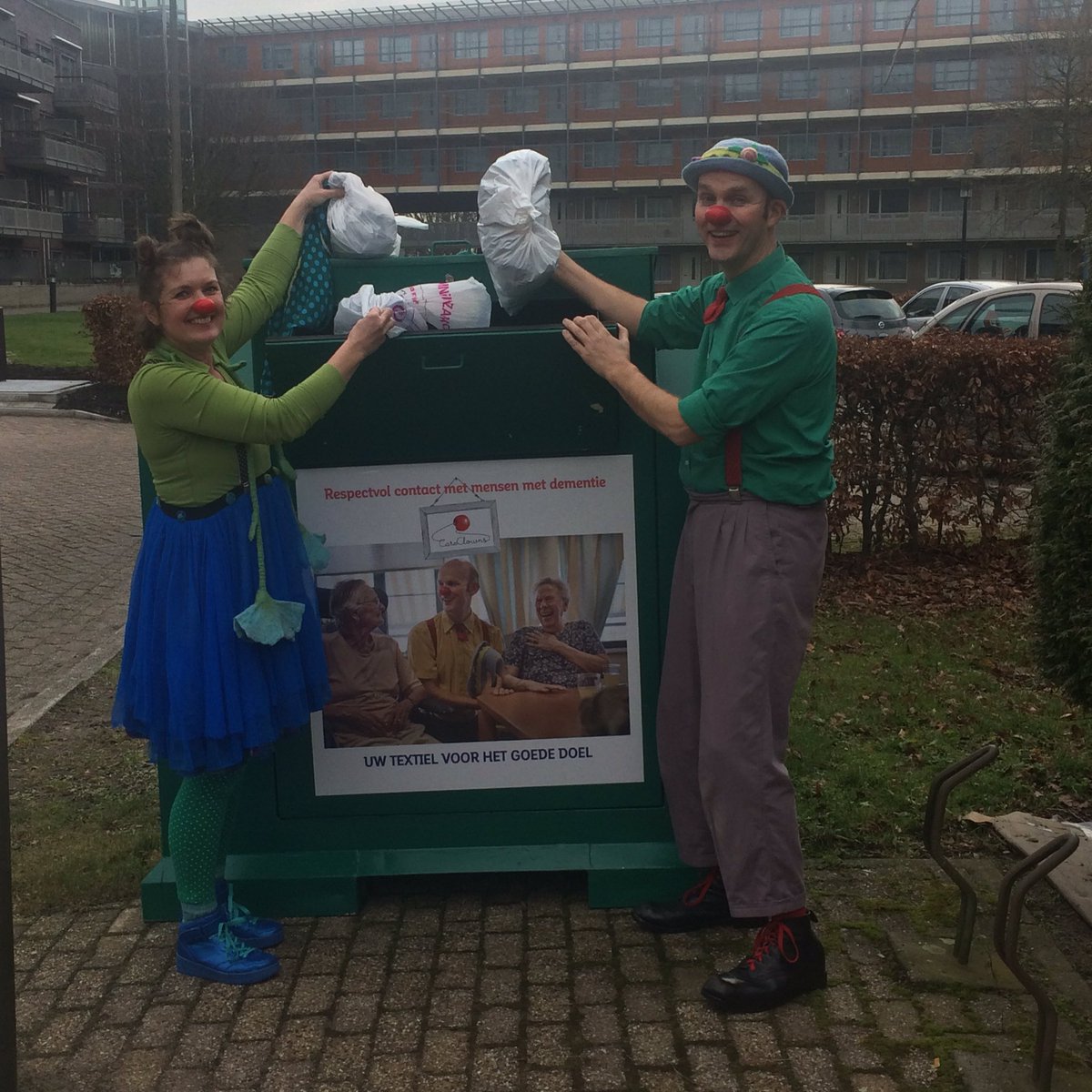 Doneer oud textiel tbv clownsbezoeken voor mensen met #dementie. Mooie samenwerking tussen @CareynOnline, @Sympany_NL en @CareClowns!