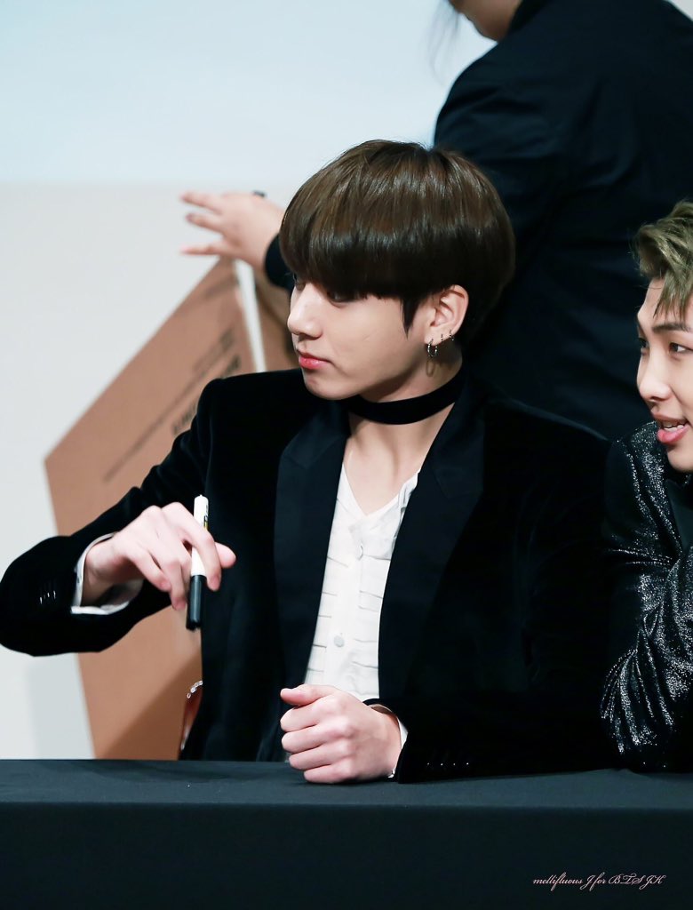 IBigHitEnt's tweet photo. Tomorrow is Jungkook's graduation day! Congratulations 😊🎉

#방탄소년단 #정국 #정국아졸업축하해 #JKGraduationDay https://t.co/Cac2nN0Y8H