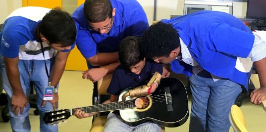 firjan's tweet photo. Alunos do #SESIRio e do #SENAIRio desenvolveram #prótese para realizar sonho de colega de tocar violão. https://t.co/5iNrcTwpwy https://t.co/ZculsLAji4