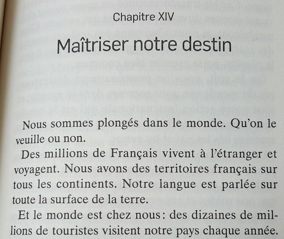 DVerneyre's tweet photo. Les Français voyagent, et il y a des touristes en France. Heureusement que Macron est là pour me l'apprendre. #LectureUtile #Révolution https://t.co/kQ22Iky80I