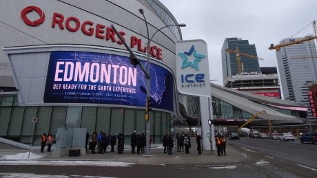 CBCEdmonton's tweet photo. 'It's not wasted': Rogers Place donates leftovers to Edmonton Food Bank https://t.co/gCcKNFa4tj https://t.co/Flcu3hwokU