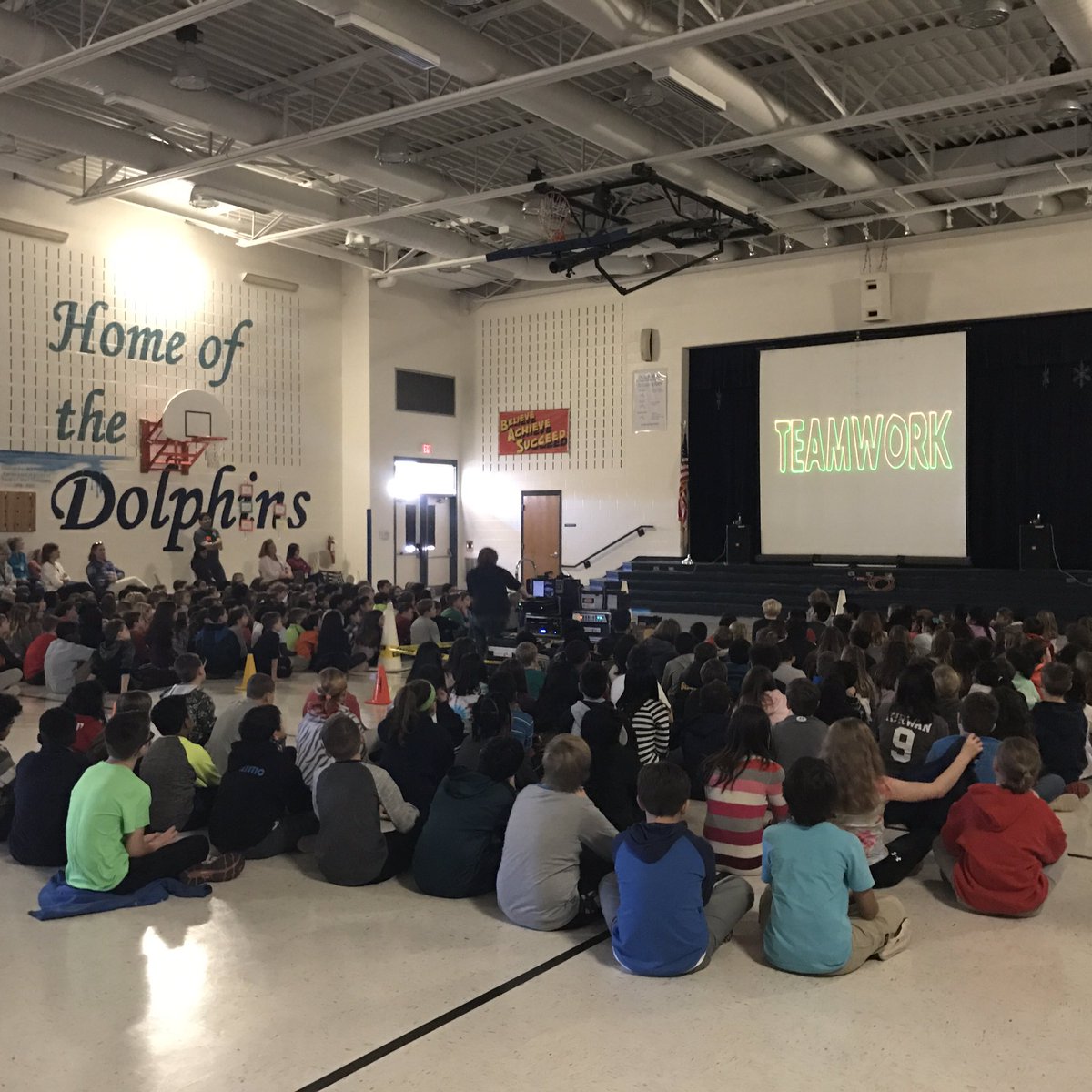 solevsonLCPS's tweet photo. Thanks to Prismatic Magic for our assembly this morning about what it means to be a good team player. #prismaticmagic https://t.co/3axOnr5ApM