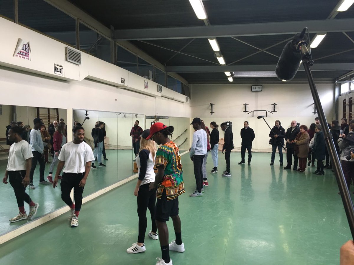 benoithamon's tweet image. A #Arcueil avec des jeunes du club Oxy'jeunes en pleine répétition de leur prochaine chorégraphie, et les élus locaux.