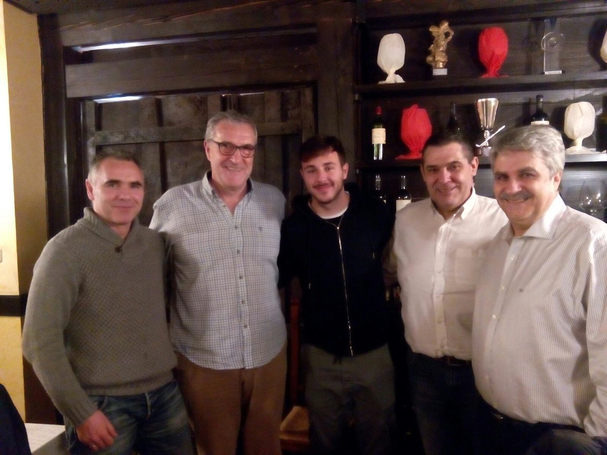 ondacerolarioja's tweet photo. «La Tertulia en Blanco y Rojo» desde @MesonEgues con Álvaro Traver el invitado y autor del gol #UDLog  https://t.co/kXHPuDzoQ3 https://t.co/G377Bp9kvn