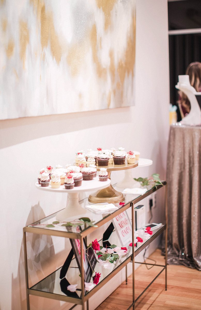 Round up your girl gang because Galentine's Day is coming up. Flowers and cupcakes are mandatory, btw. 💕👯 prettyinthepines.com/2017/02/how-to…