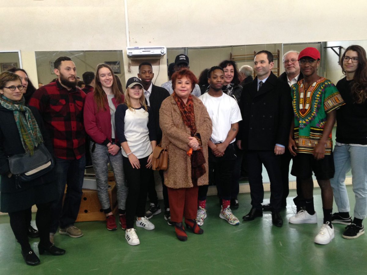 benoithamon's tweet image. A #Arcueil avec des jeunes du club Oxy'jeunes en pleine répétition de leur prochaine chorégraphie, et les élus locaux.