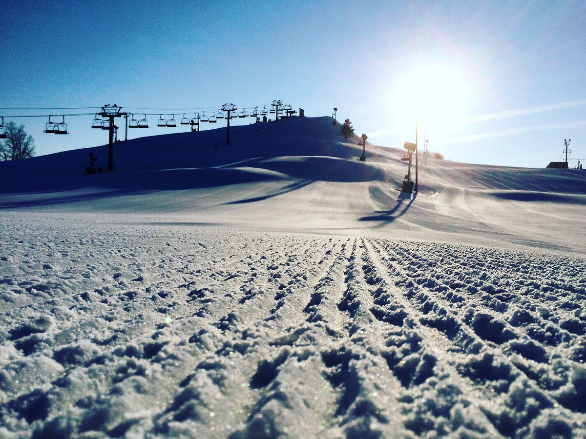 MtBrighton's tweet photo. No one should have to work on days like this! ❄️☀️👍 #getoutside #extendyourweekend #mtbrighton https://t.co/FUuct6HVct