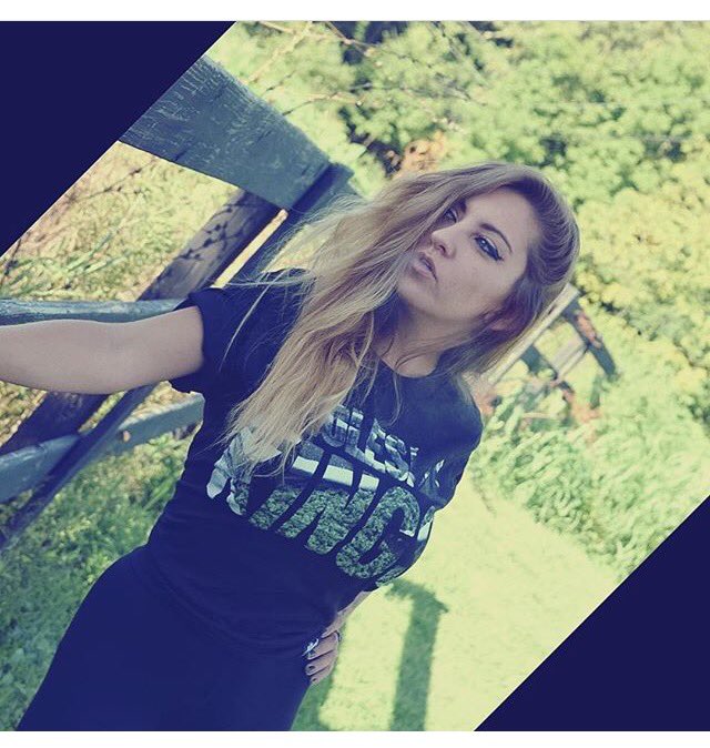 kansasxx's tweet photo. Still one of my favorite shoots &amp; shirts #royaltrappings #wholesalekings (I should do my hair like this again, yea?) https://t.co/vUJlPQYCVD