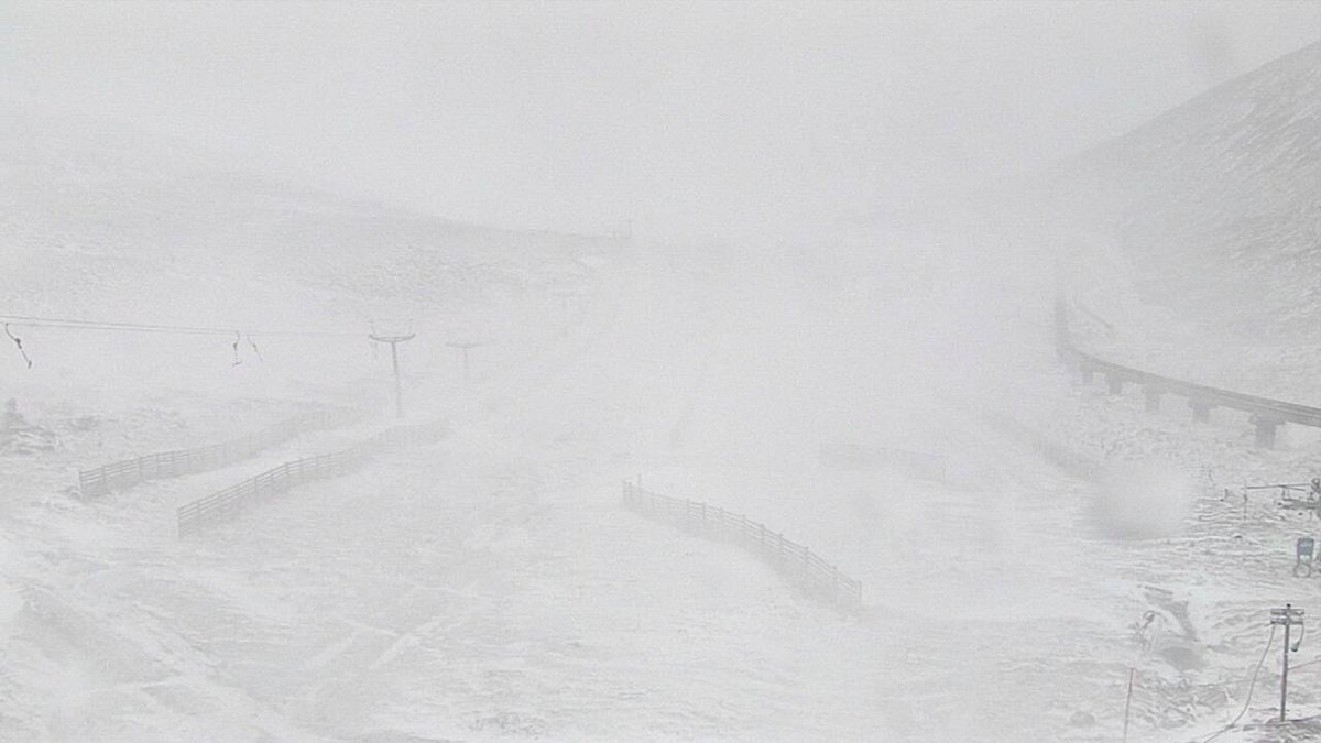 BBCHighlands's tweet photo. CairnGorm Mountain snowsports centre says its funicular &amp; facilities closed because of wind gusting to 90mph &amp; drifting #snow https://t.co/wT81SP8X9s
