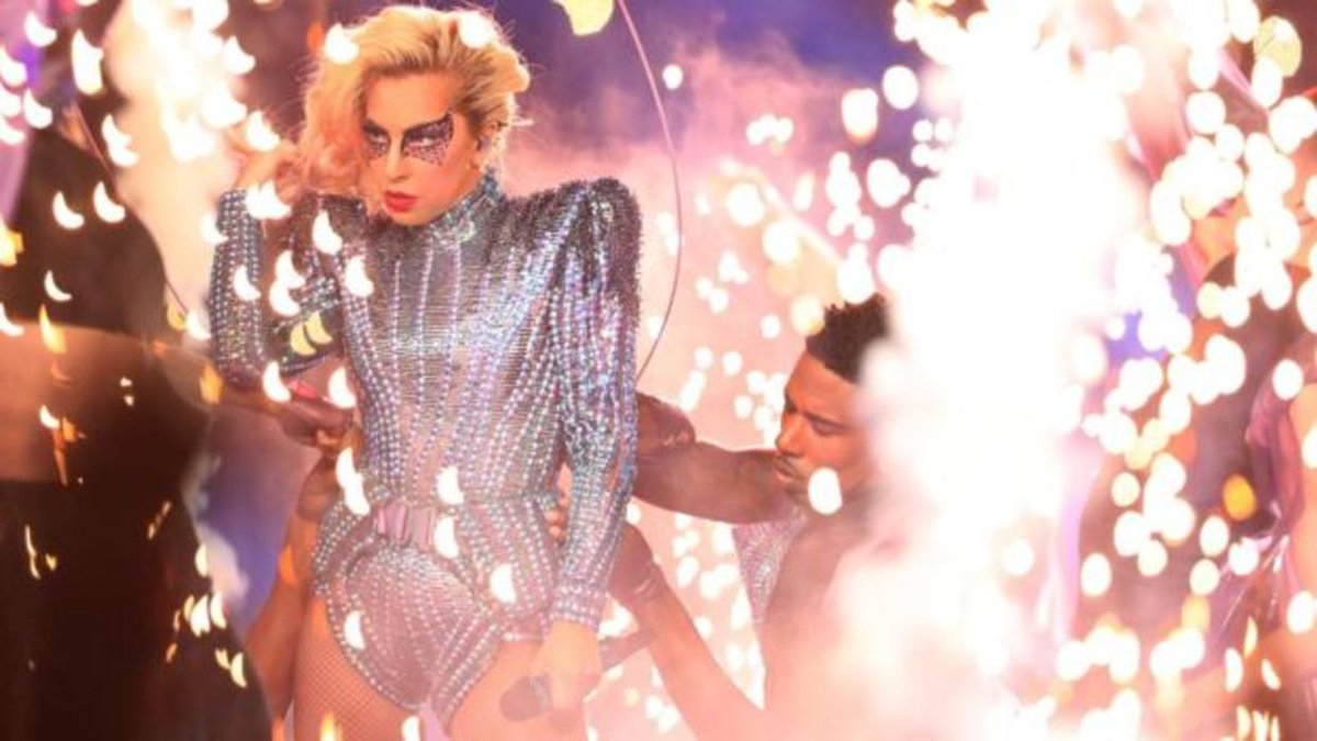 ElNacionalWeb's tweet photo. Lady Gaga, 300 drones y otros momentos destacados del Super Bowl https://t.co/dL9X9wqnSY  https://t.co/Ov3hEVMKsy